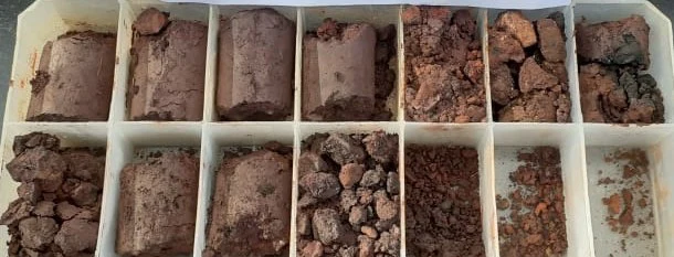 Testemunhos de rocha organizados em caixa, acervo da Torres Investigações